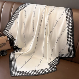 Detailansicht eines Seidensatinschals mit Hahnentrittmuster und Handschrift-Print