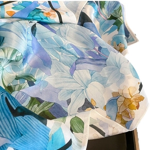 Carré de soie élégant pour femme avec imprimé floral à l'huile en bleu et lilas