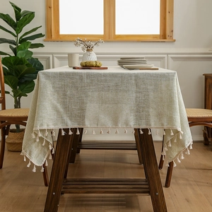 Nappe rectangulaire en lin vert clair avec élégants pompons en coton beige en bordure