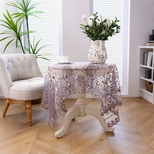 Nappe élégante en dentelle violette avec broderie florale et bords festonnés pour salon