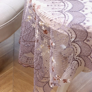 Nappe élégante en dentelle avec broderies florales et bords festonnés pour table