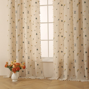 Rideaux en lin avec broderie florale jaune et glands blancs pour un intérieur cosy