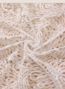 Gros plan du rideau de porte en dentelle blanche avec broderie florale raffinée en maille