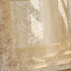 Rideau en dentelle florale beige avec motifs de fleurs vintage et texture légère