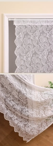 Détail du rideau de porte en dentelle blanche avec broderie florale et perles élégantes