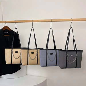 Borse tote minimaliste intrecciate in quattro colori con finiture in pelle e catene chic