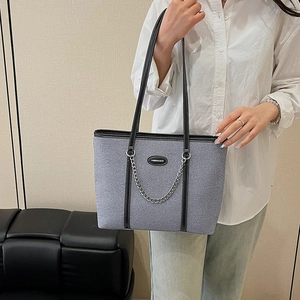 Borsa tote in denim blu con cinturini in pelle nera e catena d'argento da donna