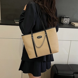 Grande borsa tote kaki minimalista con cinturini in pelle nera e catena d'argento