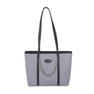 Borsa tote in denim blu con manici in pelle nera e catena argentata da donna