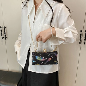 Bolso de fiesta vintage con plumas de colores, asa dorada y cierre de perla grande