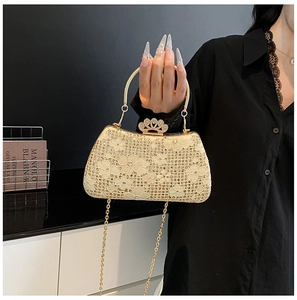 Détails de la pochette de soirée en dentelle champagne avec fermoir strass couronne