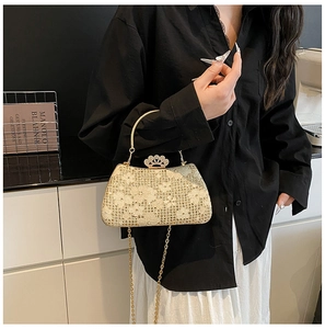 Détail de la pochette de soirée avec dentelle, strass et fermoir en couronne