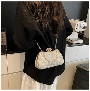 Détail du sac de soirée en dentelle blanche avec paillettes et fermoir couronne doré