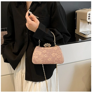 Pochette de soirée en dentelle rose avec strass et fermoir couronne dorée sur modèle
