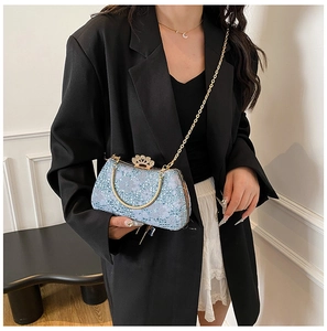 Détail de pochette de soirée à paillettes bleu clair avec fermoir couronne dorée