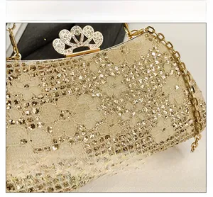 Détail du sac de soirée champagne doré avec fermoir couronne et tissu en dentelle