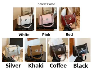 Sélection de sacs carrés à rabat et chaîne en sept couleurs et finitions élégantes