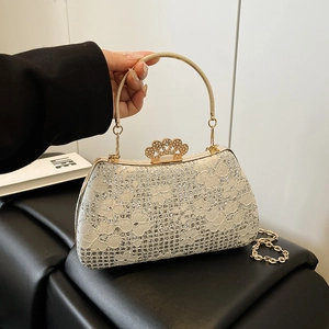 Pochette De Soirée À Fleurs En Dentelle Avec Boucle Couronne En Strass Poignée En Métal Doré Et Bandoulière Chaîne
