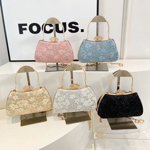 Pochette de soirée fleurie brillante avec fermoir couronne et chaîne en 5 couleurs