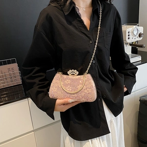 Pochette de soirée rose pailletée avec fermoir couronne dorée et dentelle fine