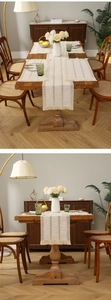 Detail eines cremefarbenen Tischläufers mit geometrischem Webmuster und handgefertigten Quasten