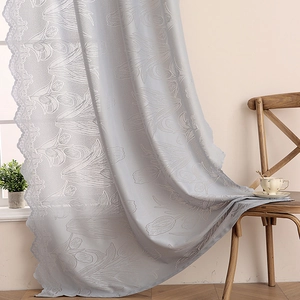 Rideau jacquard argenté à motif de tulipes et bordure en dentelle dans un salon lumineux