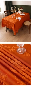 Dettagli di una tovaglia jacquard arancione con eleganti bordi a volant e texture