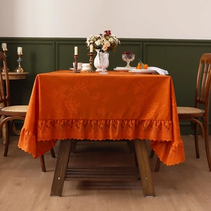 Orangefarbene rechteckige Spitzentischdecke mit Vintage-Blumen und Rüschenkanten