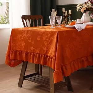 Jacquard-Tischdecke in gebranntem Orange mit floralem Muster und Rüschenrand