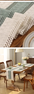 Dettaglio del runner da tavola in cotone e lino con texture a righe e nappe all'uncinetto