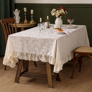Tovaglia rettangolare in pizzo beige con jacquard floreale e bordi con volant