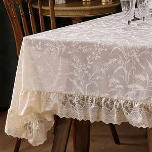 Tovaglia vintage francese in pizzo bianco crema con motivi floreali e bordi a balze
