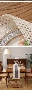 Dettaglio del runner da tavolo all'uncinetto boho con nappe su tavolo in legno rustico