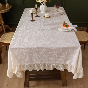 Elegante tovaglia rettangolare in pizzo crema con jacquard e bordo con volant decorativi