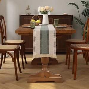 Runner da tavola in cotone lino con strisce verde salvia, maglia traforata e nappe frangia