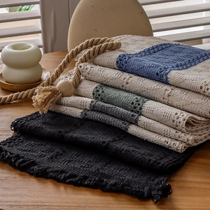 Runner da tavola a strisce in cotone e lino con frange e perline in legno su superficie