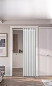 Détail du rideau de porte pliant blanc avec structure en accordéon pour cloison intérieure
