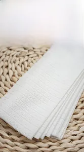 Gros plan détaillé du tissu jacquard blanc pour rideau pliant à texture ondulée
