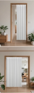 Détail du rideau de porte pliant blanc avec design en accordéon et tringle incluse