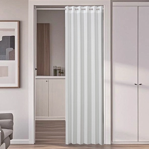 Rideau de porte blanc à plis accordéon avec œillets métalliques pour séparation de pièce