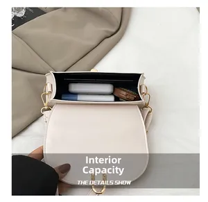 Détail de la capacité intérieure de ce sac à bandoulière minimaliste en cuir crème