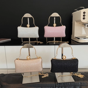 Eleganti borse a pochette in quattro colori con chiusura a perla e catenina