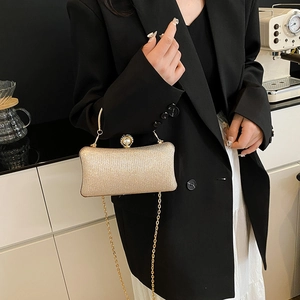 Elegante pochette da sera con paillettes oro champagne e chiusura con perla