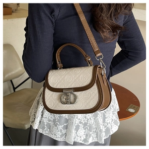 Dettaglio della borsa a sella vintage con trama goffrata GSTH e finiture in cuoio