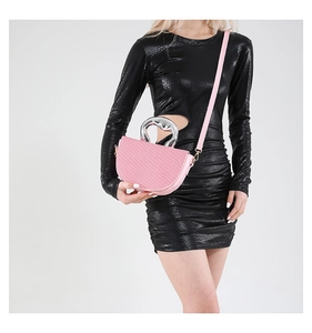 Detail der rosa geflochtenen Satteltasche mit silbernem Metallgriff und Ledergurt