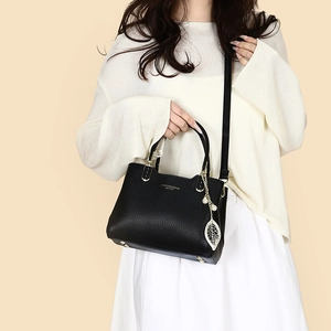 Bolso de mano clásico en cuero negro con patrón litchi y colgante de hoja dorada para mujer