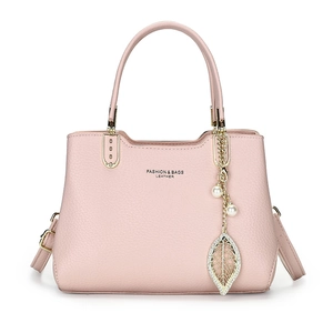 Bolso de mano rosa en cuero granulado con colgante de perla y asas superiores