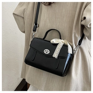 Dettaglio della borsa a tracolla vintage nera con finiture argento e fiocco di pizzo