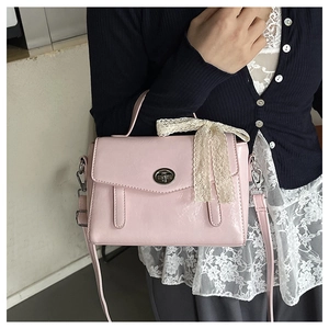 Borsa a tracolla in pelle rosa con fiocco in pizzo bianco e chiusura in metallo