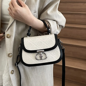 Elegante borsa a sella goffrata in pelle bianca e nera con chiusura in metallo e manico